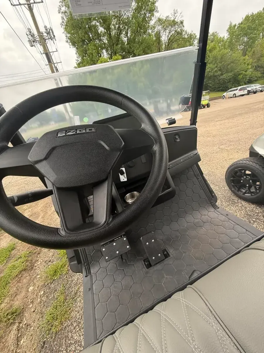 Steering wheel and dashboard of the E-Z-GO Express 6 Summit XT